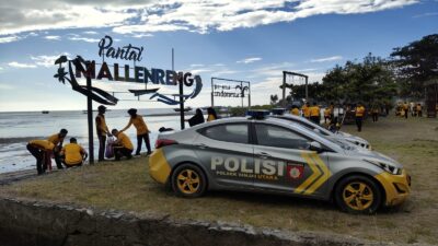 Kerja Bakti di Pantai Mallenreng Sinjai, Polres Ajak Warga Jaga Kebersihan Lingkungan