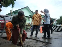 Respon Cepat Keluhan Warga, Wali Kota Munafri Tinjau dan Perbaiki Jalan
