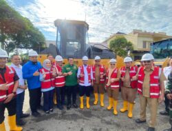 Gubernur Sulsel-Bupati Takalar Letakkan Aspal Pertama Perbaikan Jalan Poros di Galesong