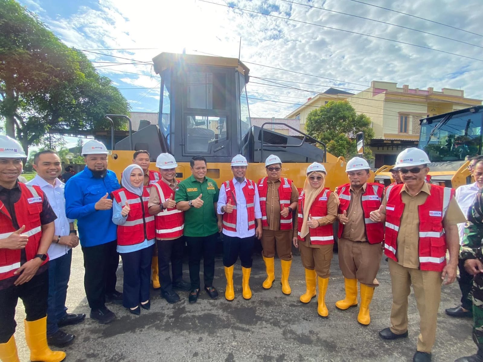 Gubernur Sulsel-Bupati Takalar Letakkan Aspal Pertama Perbaikan Jalan Poros di Galesong