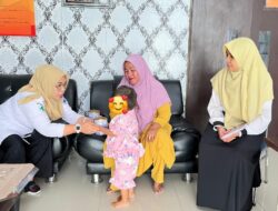 Puskesmas Baruga Salurkan Susu PKMK untuk Anak Bermasalah Gizi dan Disabilitas