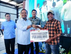 Gubernur Sulsel Serahkan Bantuan Bibit, Green House hingga Kapal Nelayan Bantaeng