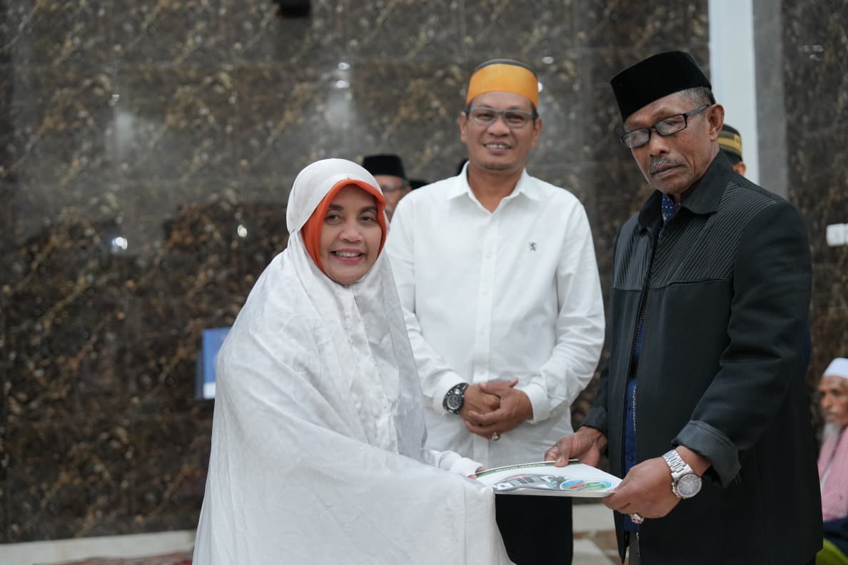 Bupati Sinjai Serahkan Bantuan Pengembangan Masjid di Safari Ramadhan