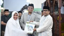 Safari Ramadan Sinjai Berakhir, Bupati Ratnawati Serahkan Bantuan Sosial