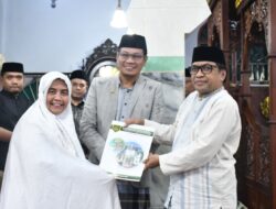 Safari Ramadan Sinjai Berakhir, Bupati Ratnawati Serahkan Bantuan Sosial