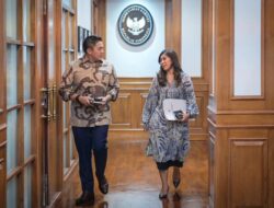 Seskab Teddy Terima Menkomdigi, Bahas Implementasi PP TUNAS untuk Perlindungan Anak