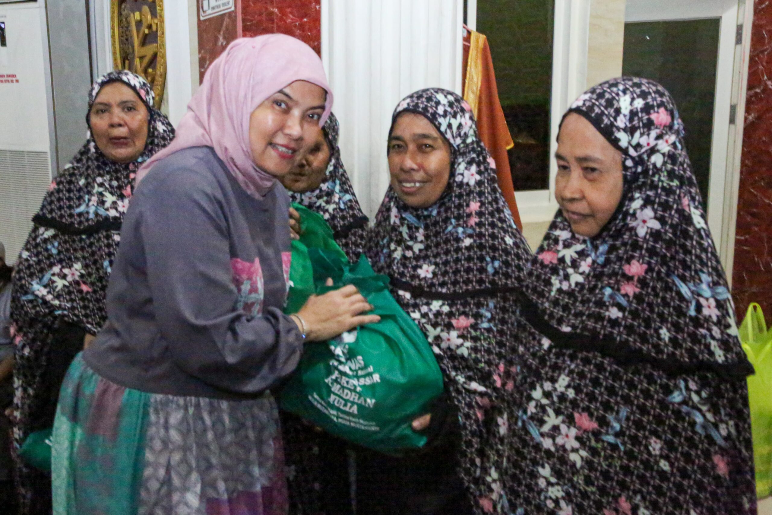 Perkuat Ukhuwah di Bulan Suci, Aliyah Mustika Ilham Shalat Tarawih Bersama Warga