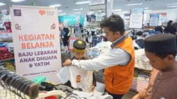 HDCI dan Rumah Zakat Makassar Ajak Anak Yatim Belanja Baju Lebaran
