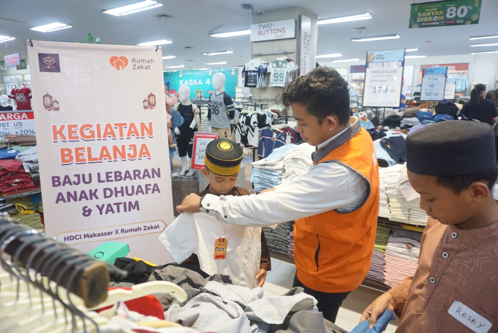 HDCI dan Rumah Zakat Makassar Ajak Anak Yatim Belanja Baju Lebaran