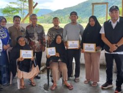 Gubernur Sulsel Bantu Warga Korban Kebakaran di Bua Luwu