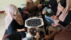 K-apel Hadirkan Pelajaran Praktis: Anak-anak Buat Coklat di Tengah Hujan