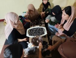 K-apel Hadirkan Pelajaran Praktis: Anak-anak Buat Coklat di Tengah Hujan