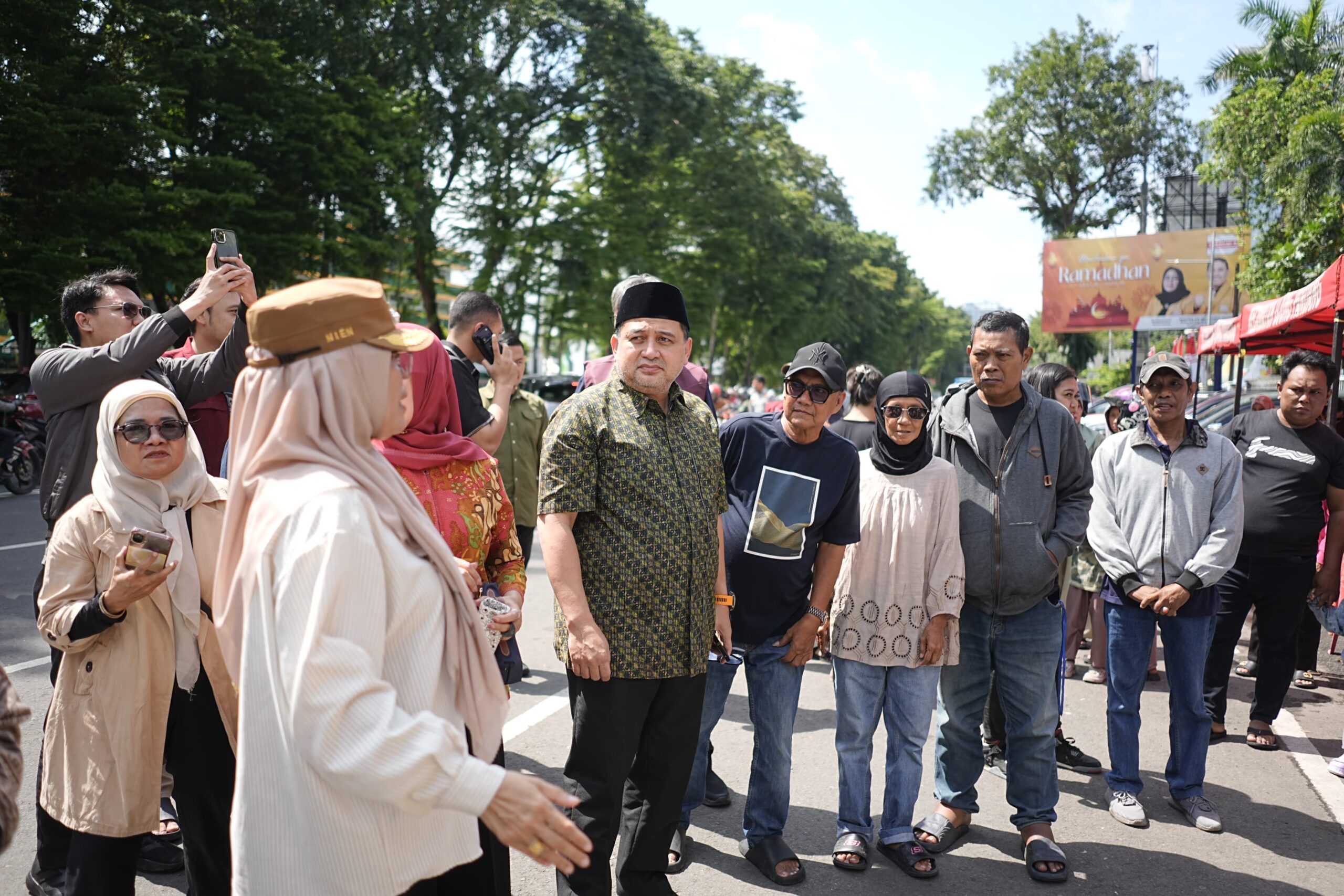 Antusias Warga Serbu Pasar Murah Pemkot Makassar