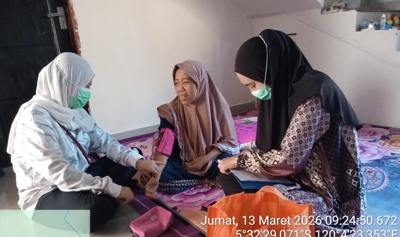 Deteksi Dini Penyakit Lansia, Puskesmas Baruga Turun Langsung