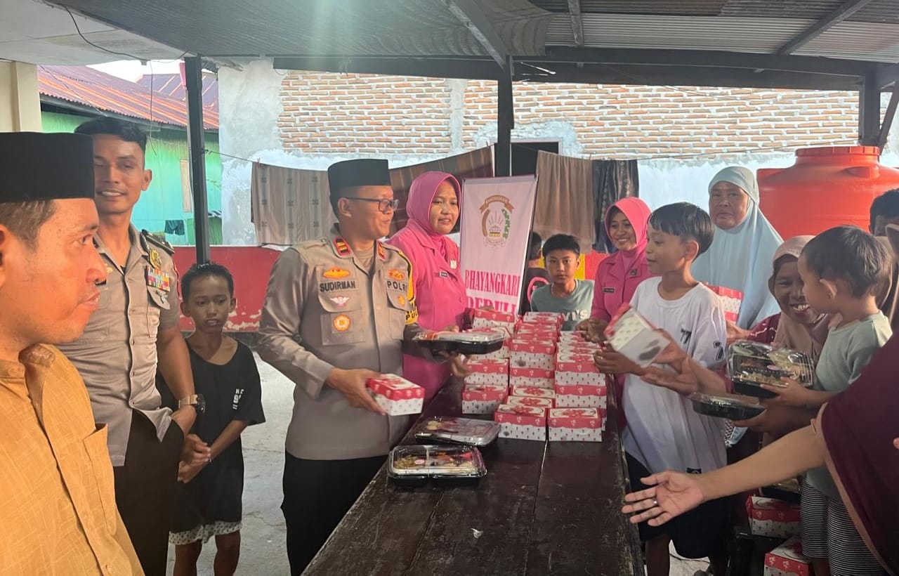 Bagi Takjil dan Bantuan Sosial, Polsek Pulau Sembilan Pererat Hubungan dengan Masyarakat