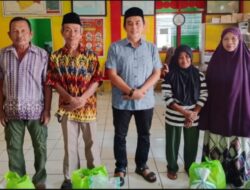 Pemdes Dampang Apresiasi Guru Mengaji Tradisional dengan Bantuan Sembako