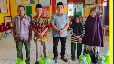Pemdes Dampang Apresiasi Guru Mengaji Tradisional dengan Bantuan Sembako