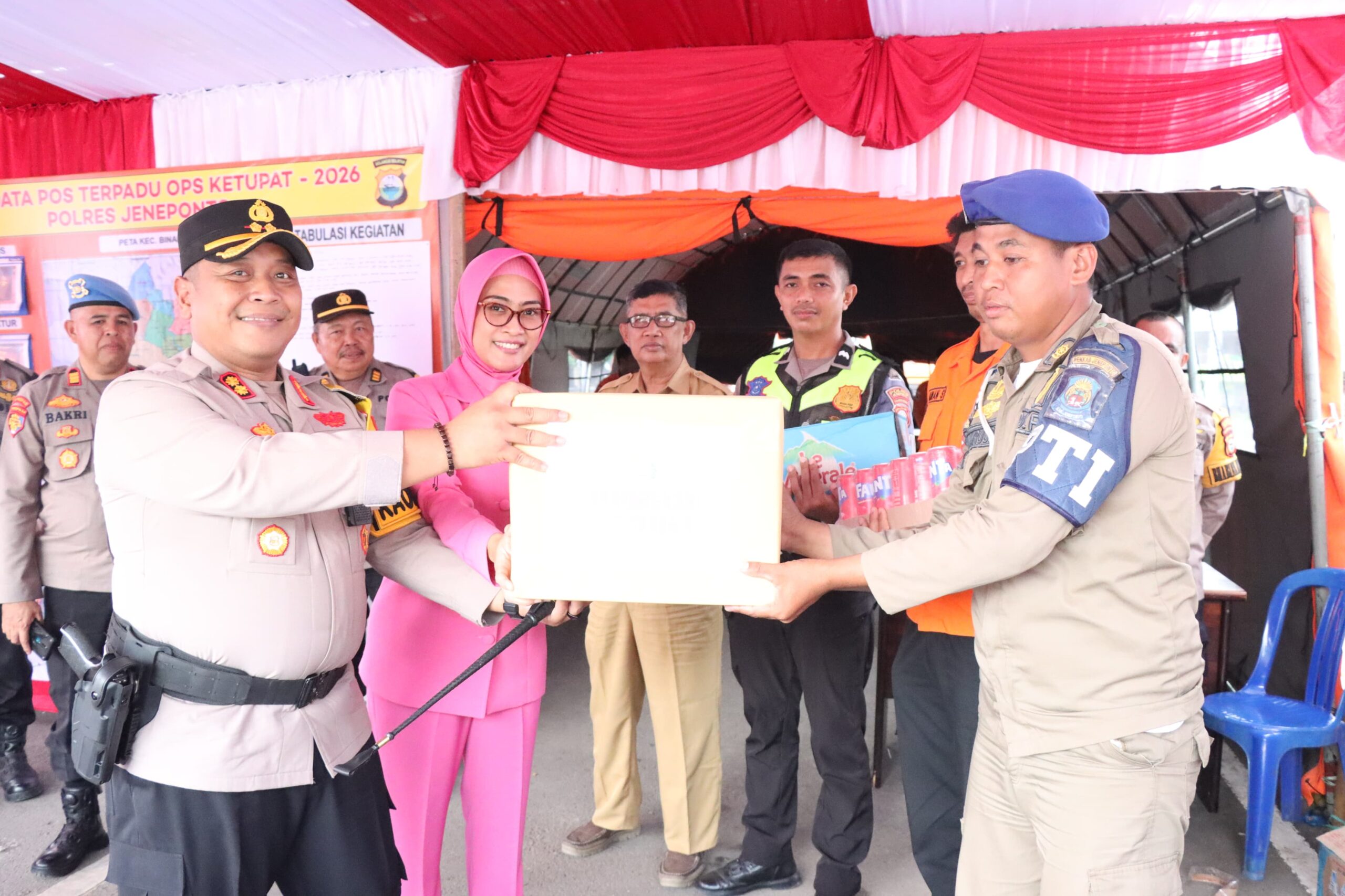 Didampingi Ketua Bhayangkari Jeneponto, Kapolres Sambangi Sejumlah Pos Operasi Ketupat 2026