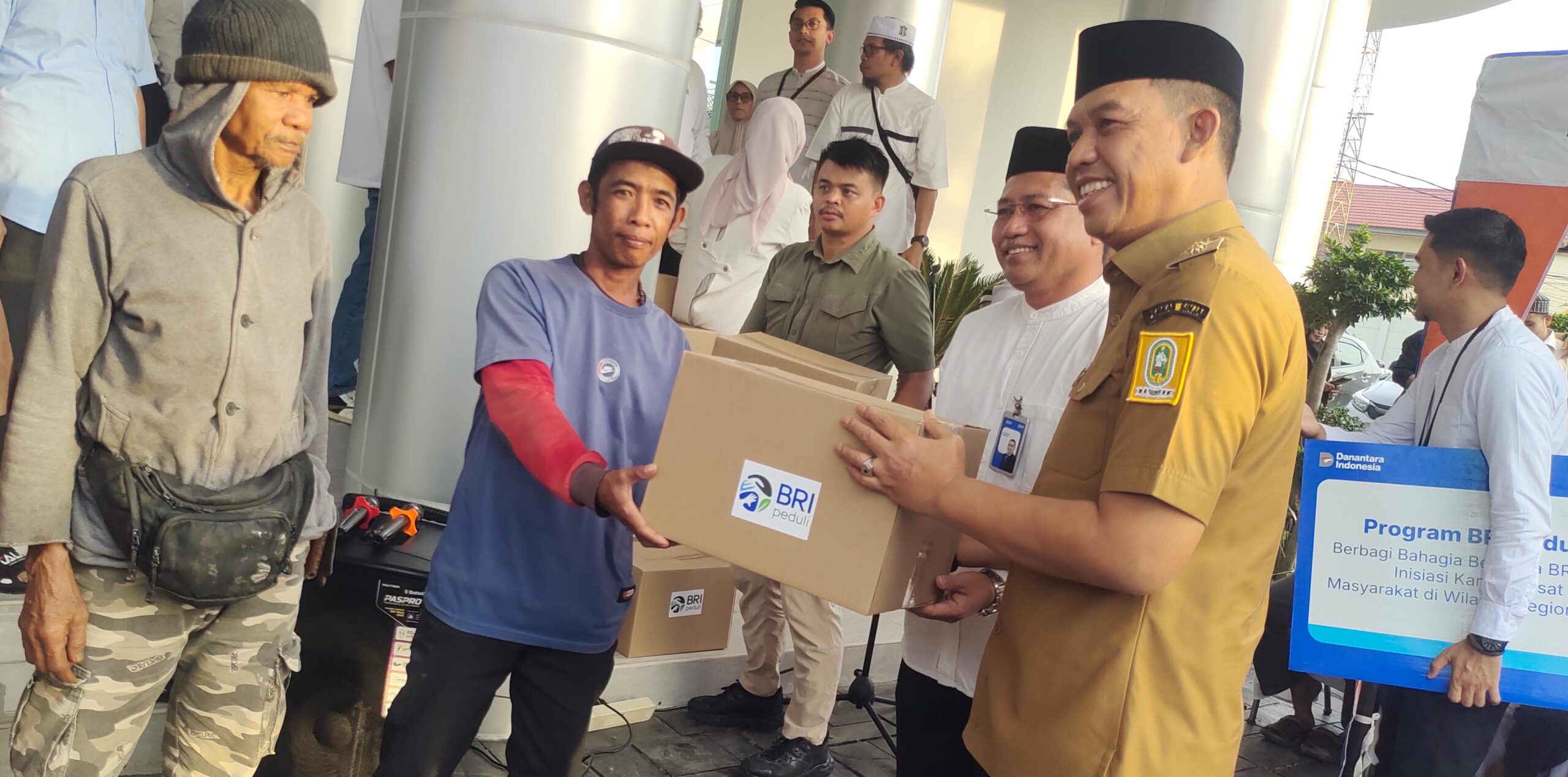 BRI Peduli Sinjai: 1.500 Paket Sembako Dibagikan, Wabup Sinjai Beri Apresiasi