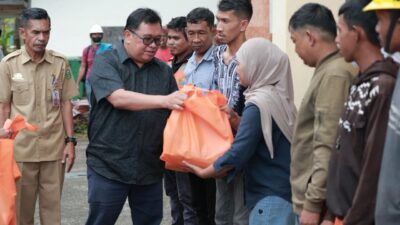 Berkah Ramadhan, Bupati Daeng Manye Serahkan 238 Paket Lebaran dari Baznas kepada Tenaga Teknis