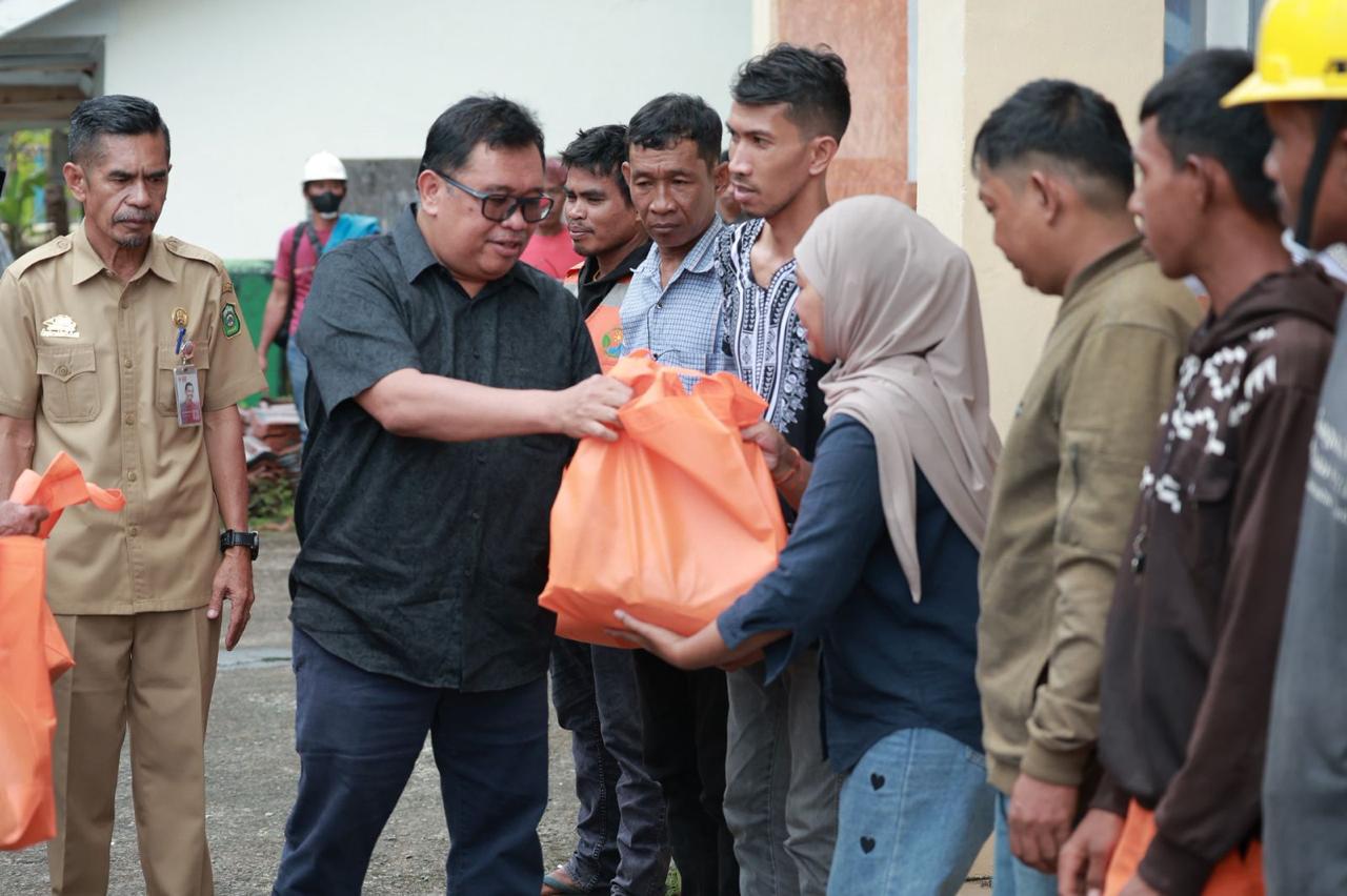 Berkah Ramadhan, Bupati Daeng Manye Serahkan 238 Paket Lebaran dari Baznas kepada Tenaga Teknis