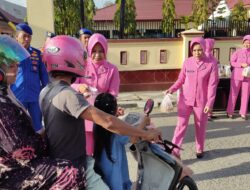 Jelang Berbuka, Satpolair Polres Sinjai Bersama Bhayangkari Tebar Kebaikan