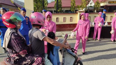 Jelang Berbuka, Satpolair Polres Sinjai Bersama Bhayangkari Tebar Kebaikan