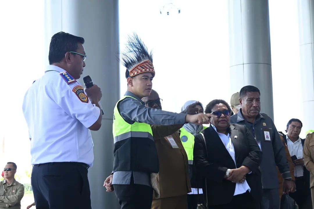 Wapres Gibran Tinjau Pengembangan Bandara Douw Aturure