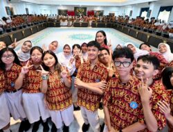 Seskab Teddy Sapa Siswa SMAN 2 Jakarta dalam Program “Istana untuk Anak Sekolah”