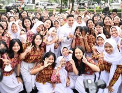 300 Siswa SMAN 2 Jakarta Kunjungi Istana, Seskab Teddy Beri Motivasi