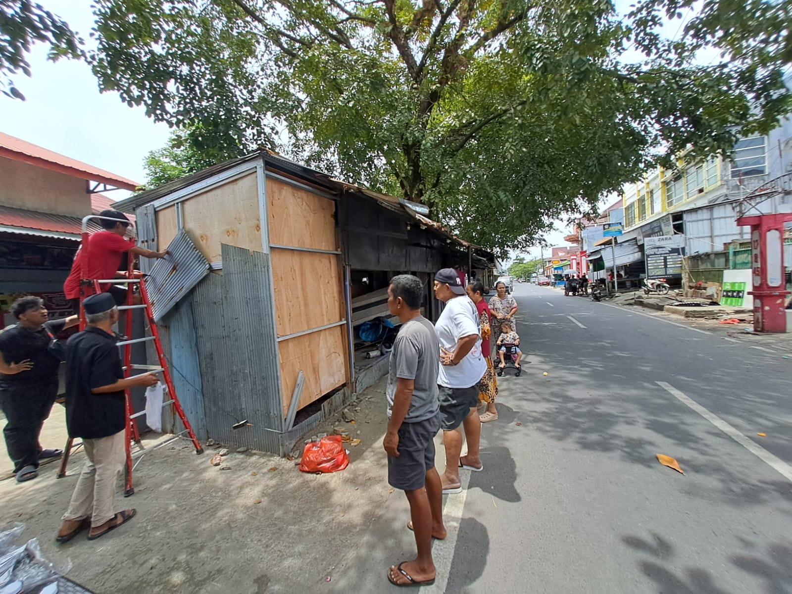 Ganggu Saluran Drainase dan Kebersihan, Lapak Liar di Tallo Dibongkar