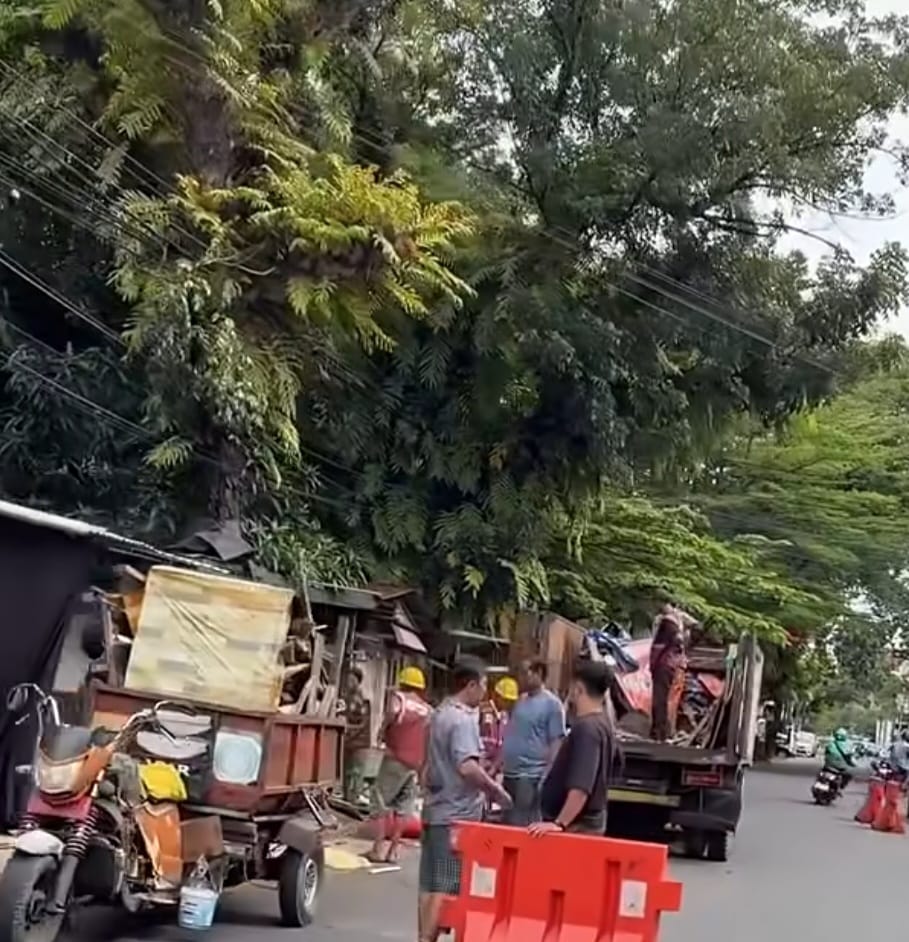 Bukan Digusur, Tapi Berbenah: Puluhan PKL Mariso Bongkar Lapak dengan Sukarela