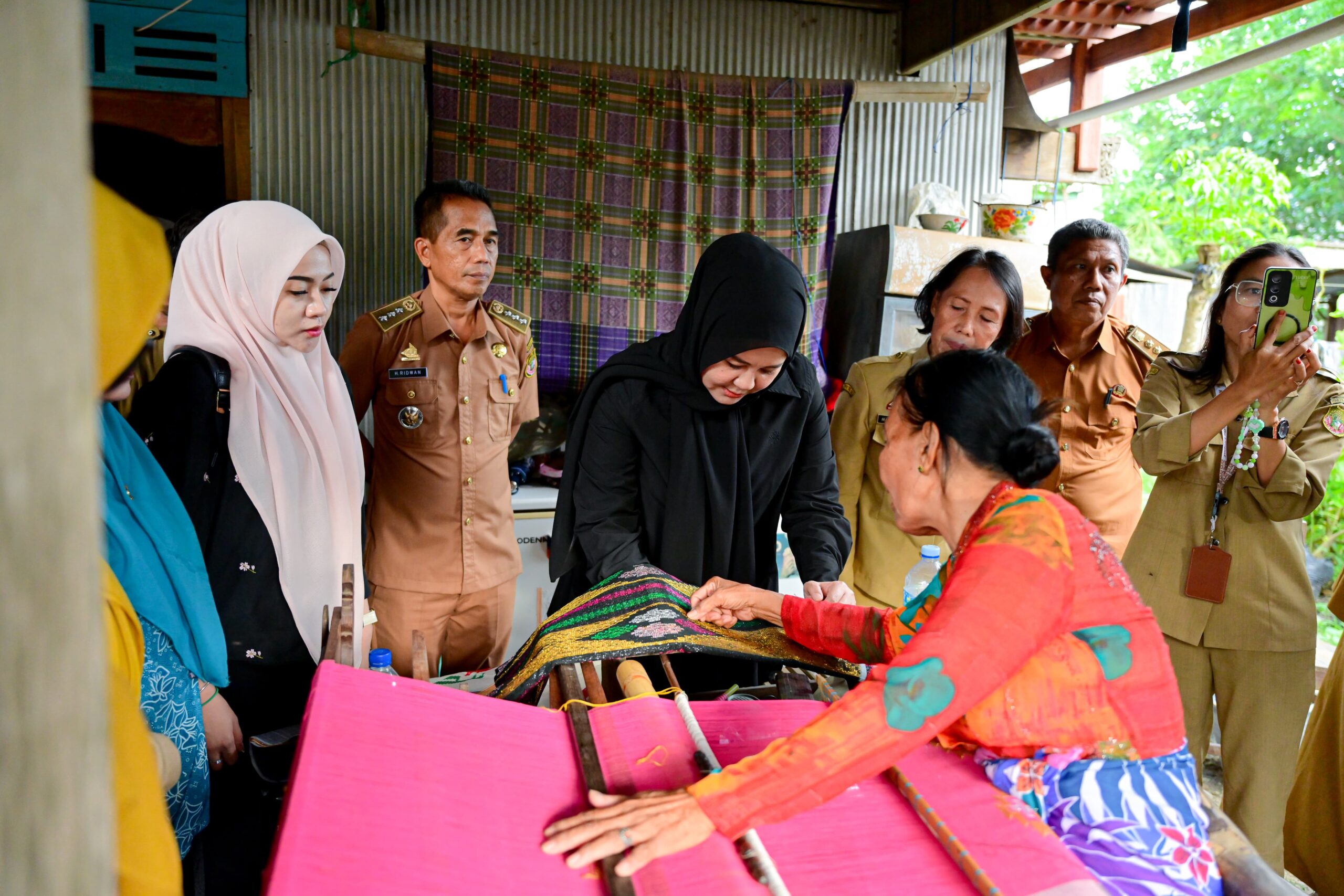 Kunjungi Pengrajin, Wagub Sulsel Dorong UMKM Tenun Emas Sidrap Naik Kelas