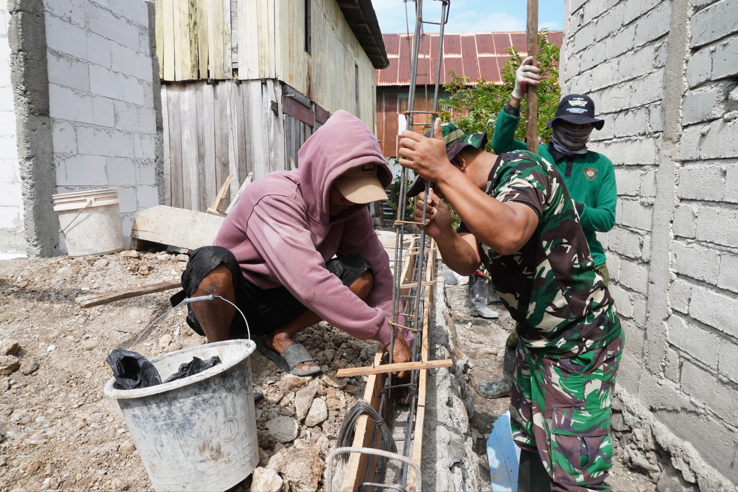 Semangat TMMD 128 Jeneponto: TNI dan Warga Kompak Bangun Pondasi Rumah Layak Huni