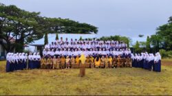 Kenangan Tiga Tahun: Siswa-Siswi UPT SMPN 1 Arungkeke Gelar Foto Perpisahan Bareng Guru