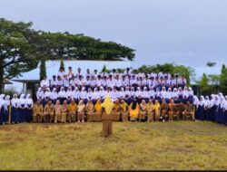 Kenangan Tiga Tahun: Siswa-Siswi UPT SMPN 1 Arungkeke Gelar Foto Perpisahan Bareng Guru