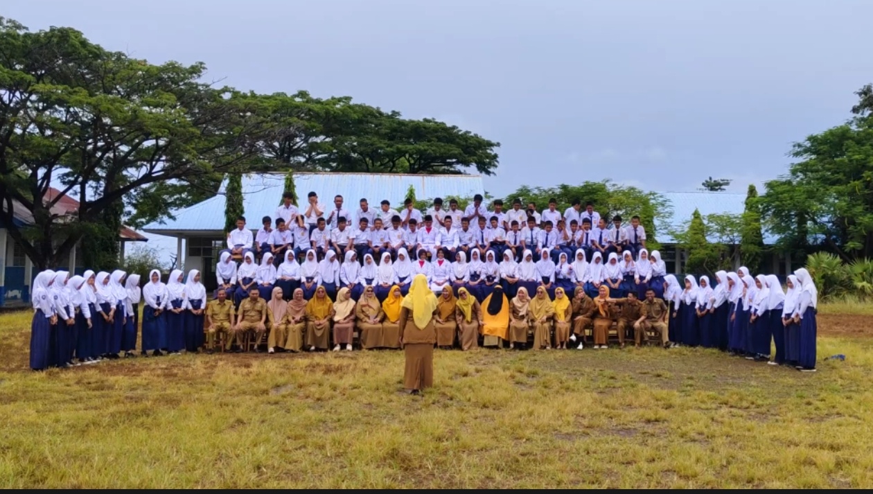 Kenangan Tiga Tahun: Siswa-Siswi UPT SMPN 1 Arungkeke Gelar Foto Perpisahan Bareng Guru