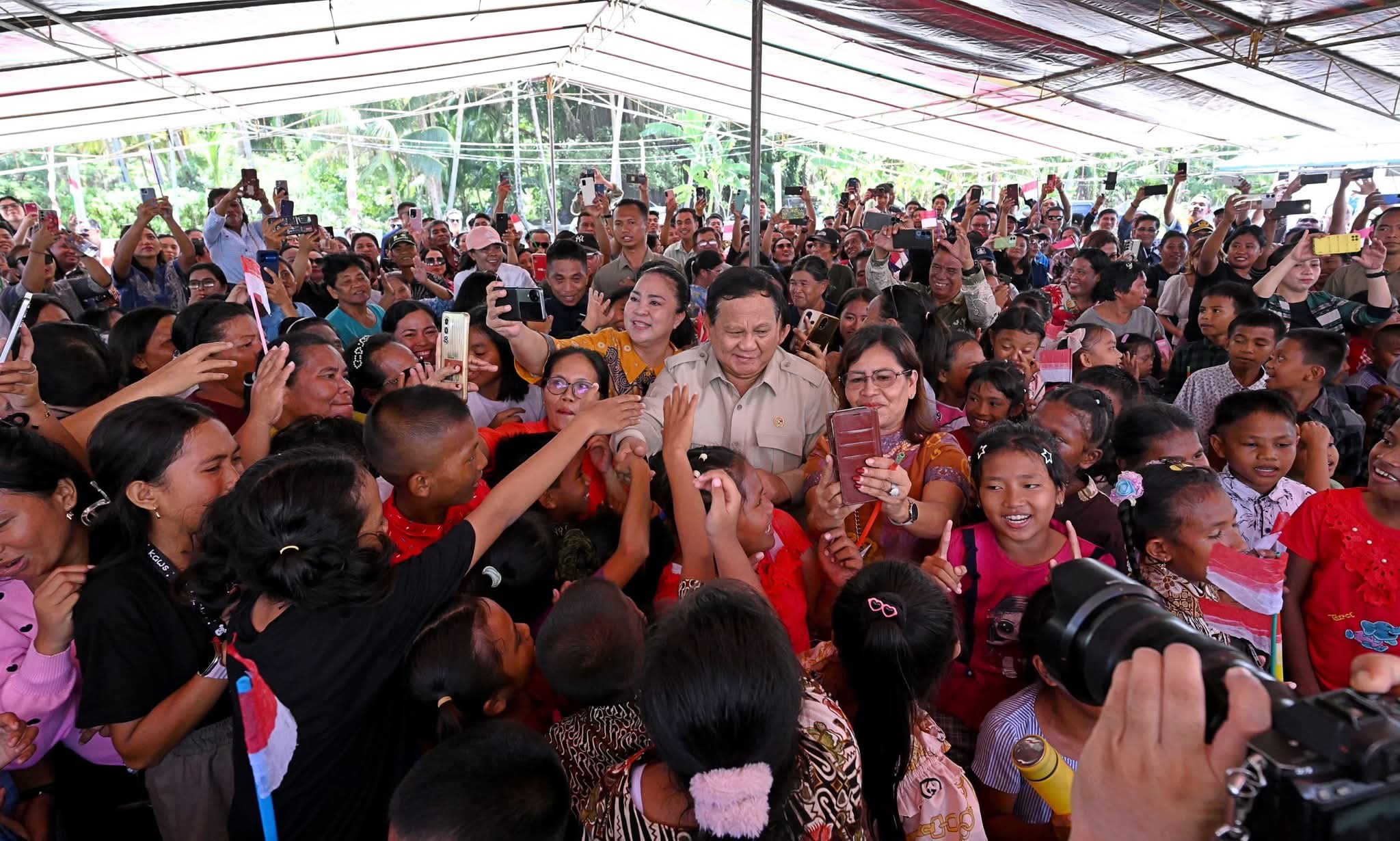 Presiden Prabowo Hangatkan Miangas dengan Nyanyian dan Bantuan