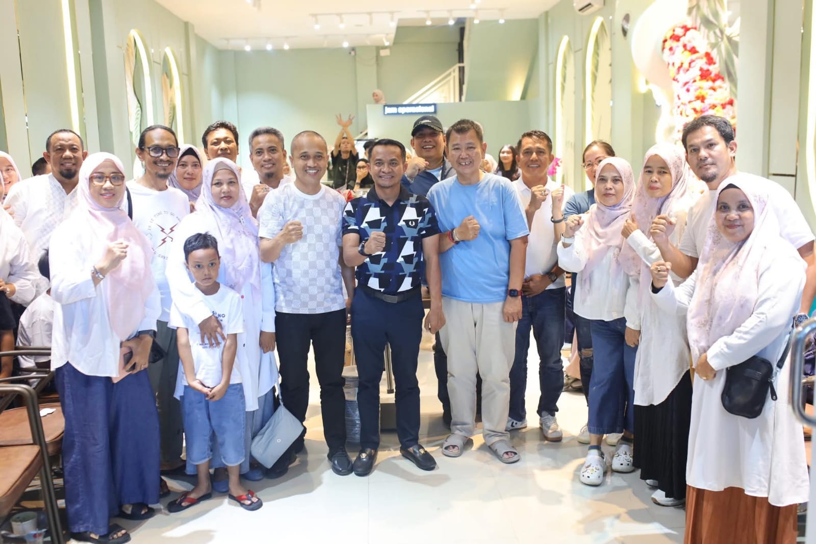 Dorong Pertumbuhan UMKM Lokal, Bupati Bone Hadiri Sof Opening Aube Cafe