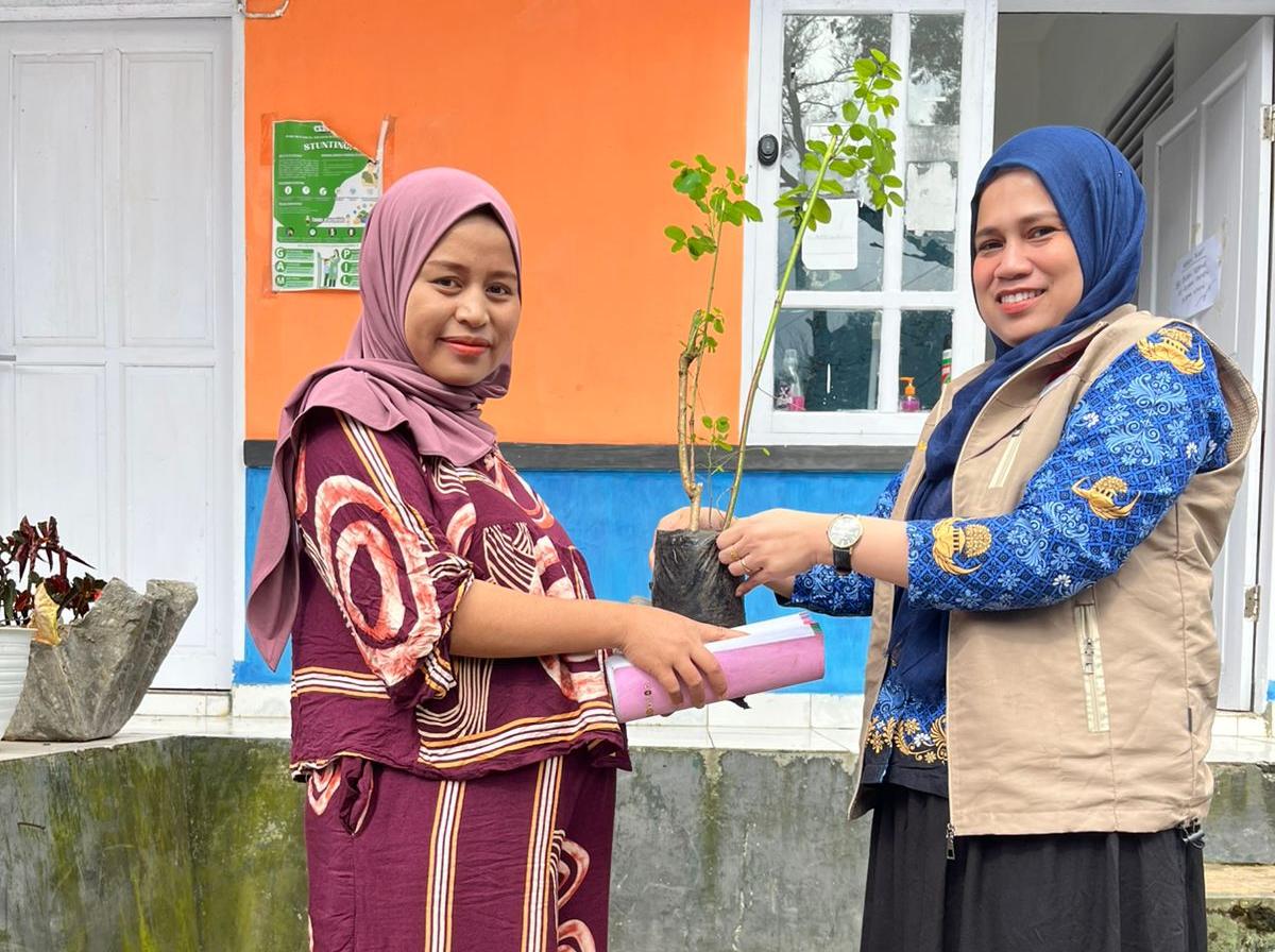 Puskesmas Loka Bagikan Bibit Katuk kepada Ibu Hamil di Bonto Lojong