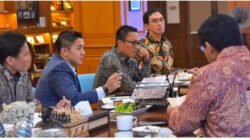 Seskab Teddy Bahas Percepatan Program Strategis Nasional Bersama Menteri dan BUMN