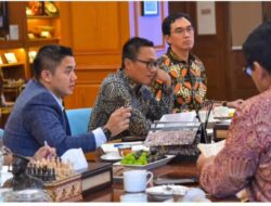 Seskab Teddy Bahas Percepatan Program Strategis Nasional Bersama Menteri dan BUMN