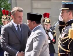 Presiden Prabowo Disambut Pasukan Berkuda di Istana Élysée Prancis