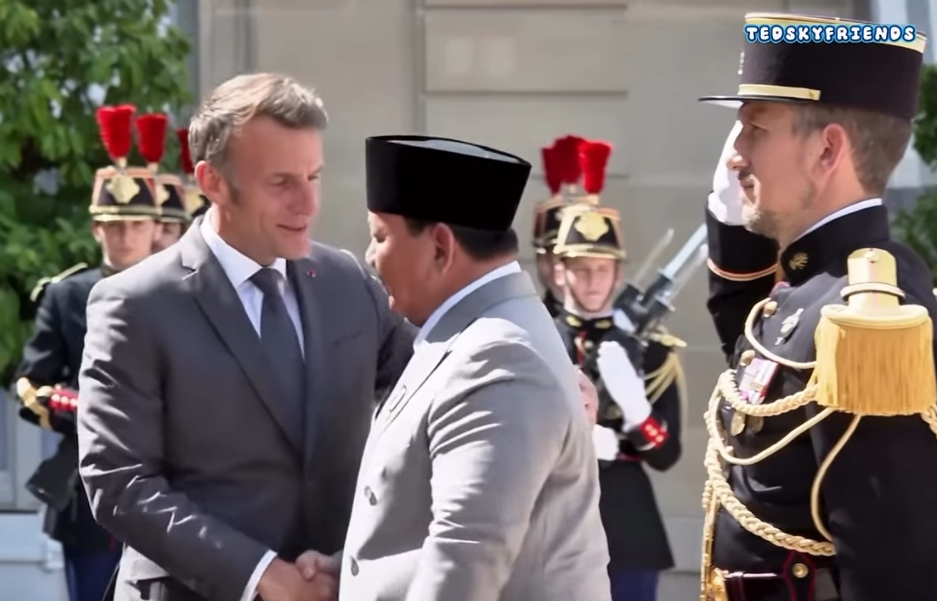 Presiden Prabowo Disambut Pasukan Berkuda di Istana Élysée Prancis