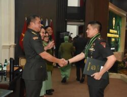 Seskab Teddy Indra Wijaya Raih Penghargaan Taskap Terbaik di Seskoad