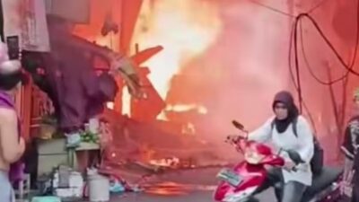 Asap Hitam Membumbung di Langit Alauddin: 10 Rumah Ludes Dilalap Si Jago Merah