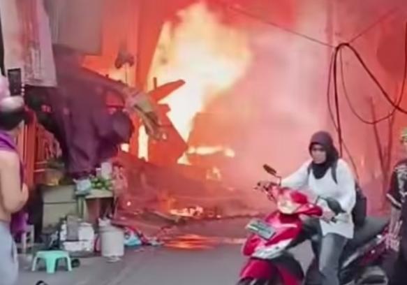Asap Hitam Membumbung di Langit Alauddin: 10 Rumah Ludes Dilalap Si Jago Merah