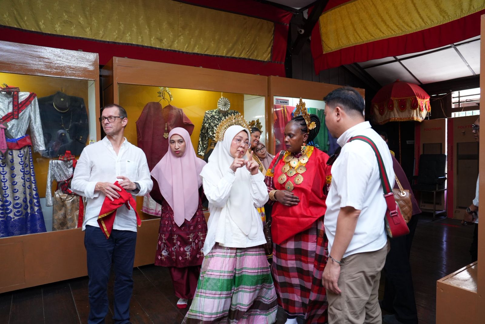 Dekranasda Makassar Sambut Pendamping Delegasi Indonesia GSN  Budaya Lokal