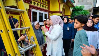 Fatmawati Rusdi Tinjau dan Salurkan Bantuan ke Warga Korban Kebakaran