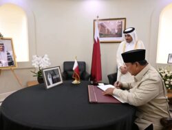 Hormati Emir Qatar, Presiden Prabowo Isi Book of Condolence di Jakarta